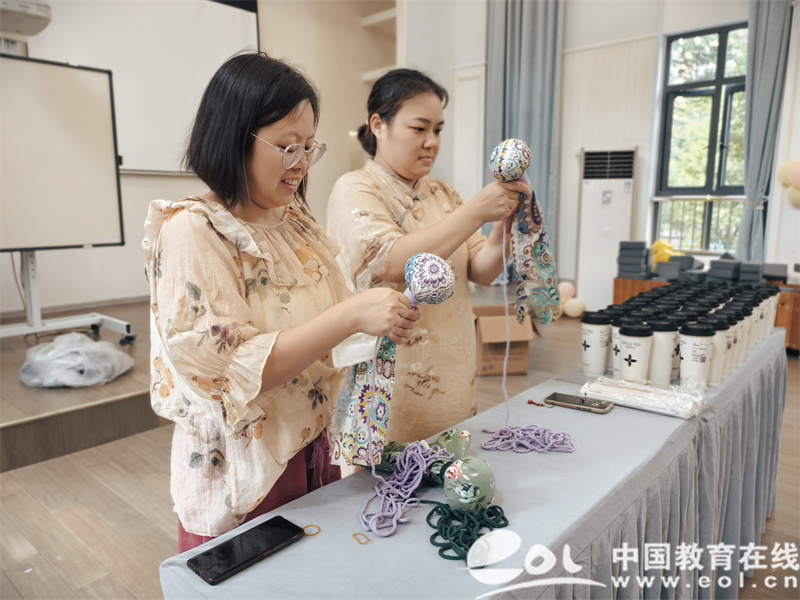 从游戏到手工 澎行幼儿园教师节庆典让爱传递买球软件(图2) 从游戏到手工 澎行幼儿园教师节庆典让爱传递买球软件(图2)