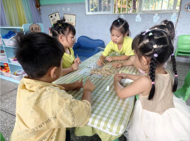 买球的app江安县怡乐镇中心幼儿园中班开展挑小棒游戏活动(图2) 买球的app江安县怡乐镇中心幼儿园中班开展挑小棒游戏活动(图2)