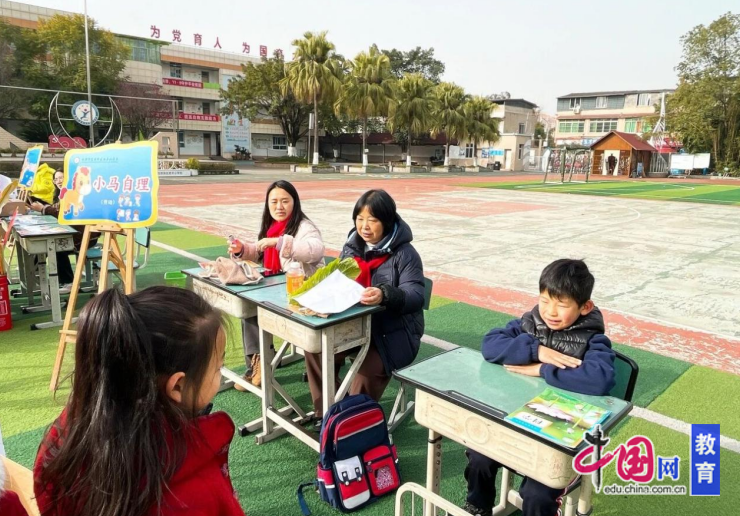 小马奔腾展本领趣味闯关乐无穷成都龙泉驿西平小学开展一、二年级乐考活动(图4)